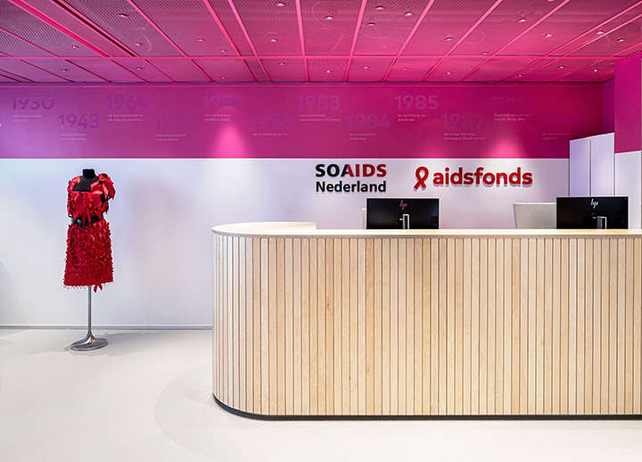 Aidsfonds如彩虹般絢爛的時(shí)尚辦公室前臺裝修設(shè)計(jì)方案