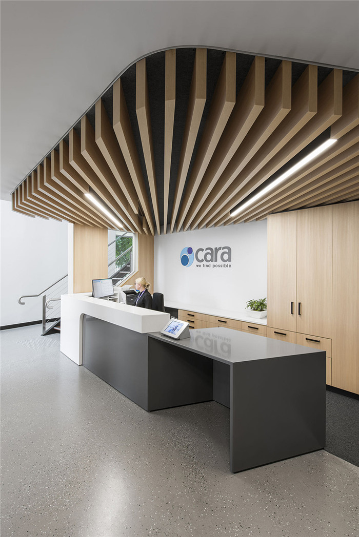 辦公室前臺(tái)裝修-鄭州辦公室裝修推薦沉穩(wěn)大氣的Cara總部辦公室裝修